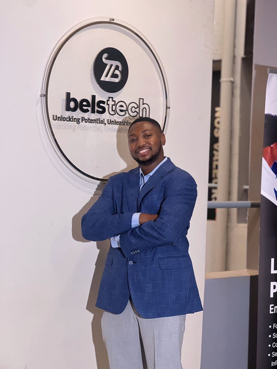 Un homme devant l'enseigne Belstech